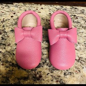 Monkey feet bow Moccs